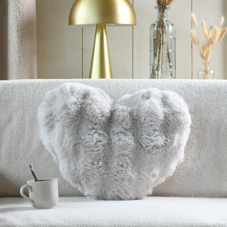 Cojín corazón decorativo efecto pelo sintético