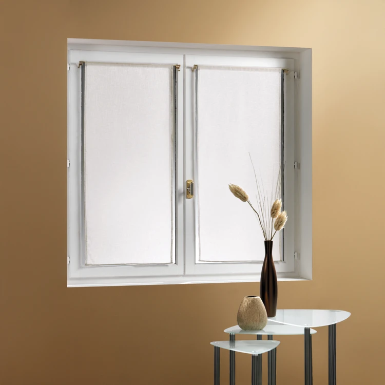 Par de pequenas cortinas transparentes lisas e leves