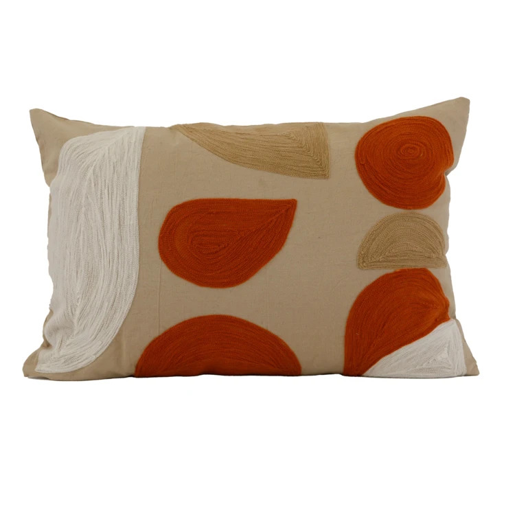 Coussin brodé motif abstrait