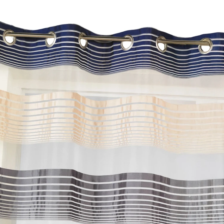 Organza-Vorhang mit feinen, farbigen Querstreifen