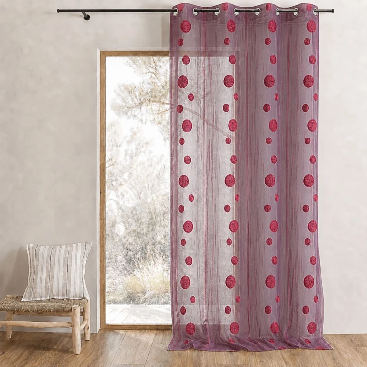Cortina de organza com fios cortados e padrão de círculos