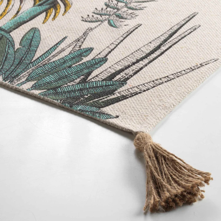 Tapete estampado com folhagens exóticas e pompons