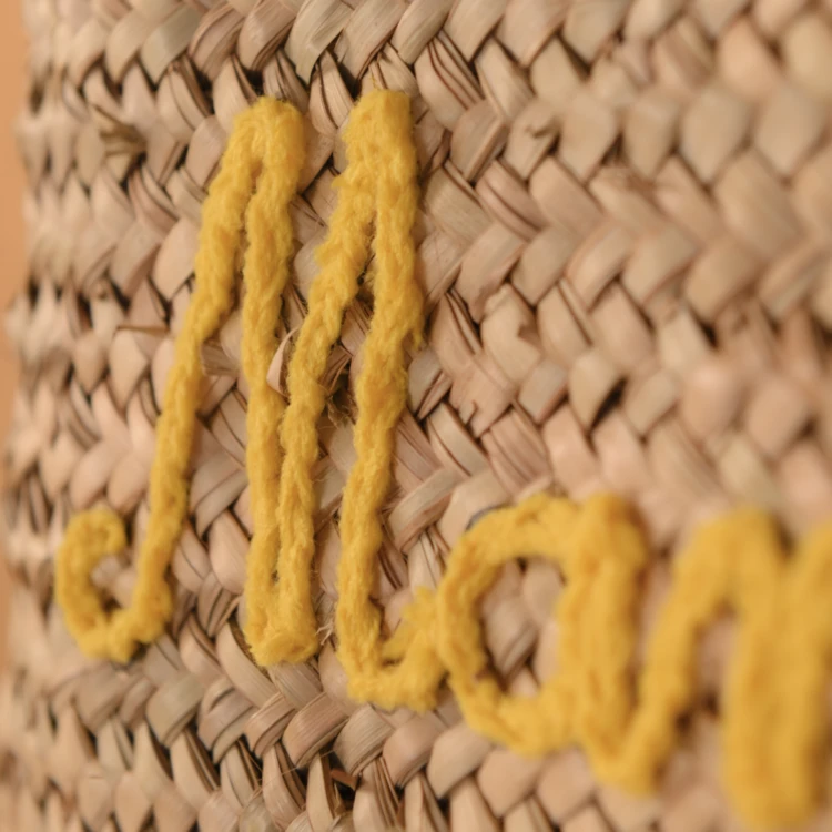 Cesta rectangular con la inscripción «MAMA LOVE»