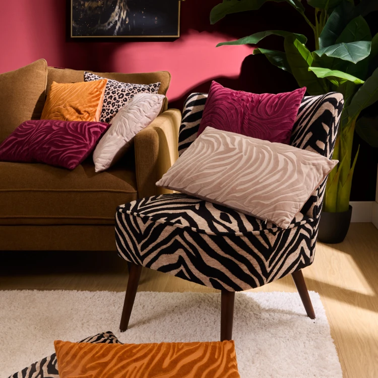 Sillón de chenilla con estampado de cebra