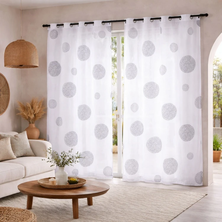 Voile branco com bordados redondos