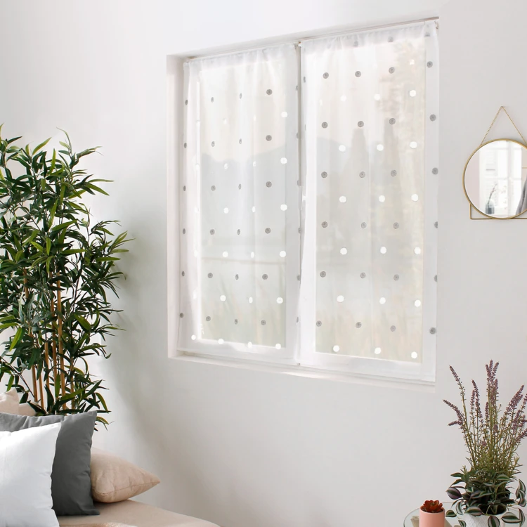 Par de cortinas rectas pequenas com bolinhas coloridas