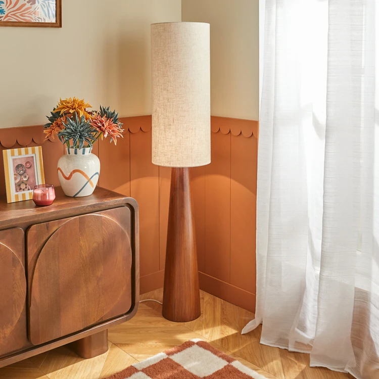 Lámpara de pie de madera con pantalla de algodón