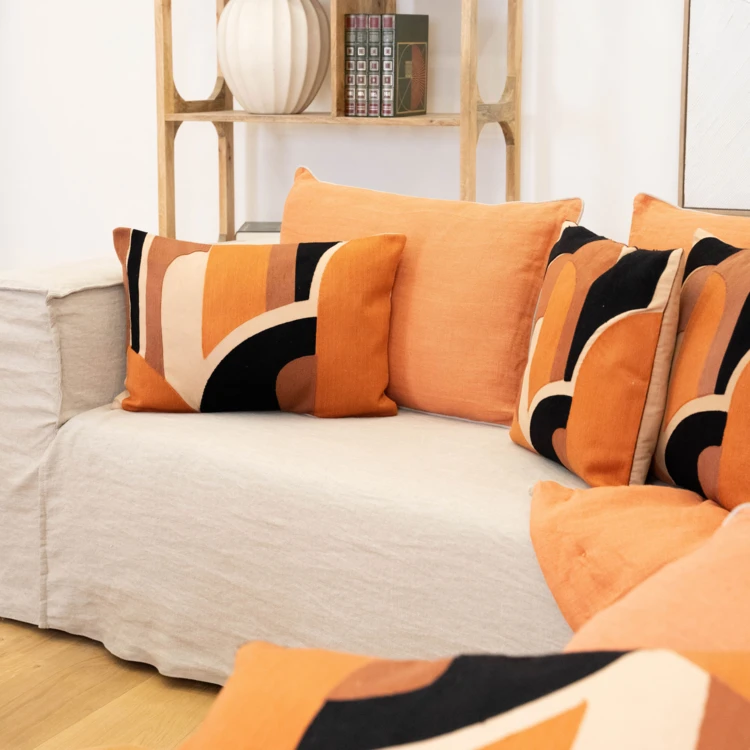 Coussin brodé en relief motif abstrait