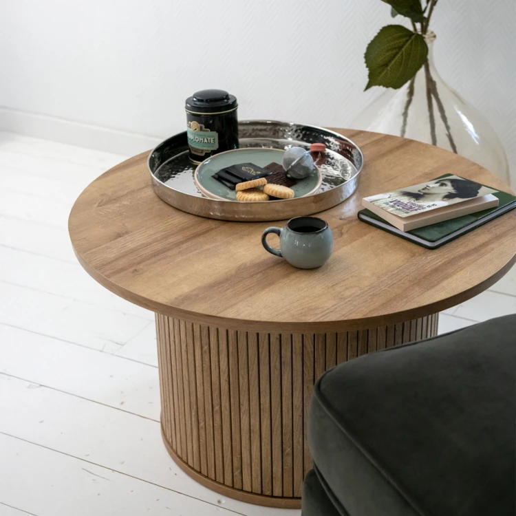 Table basse ronde avec piètement cannelé