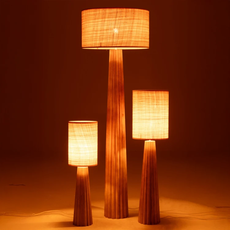 Stehlampe aus Holz mit Stoffschirm