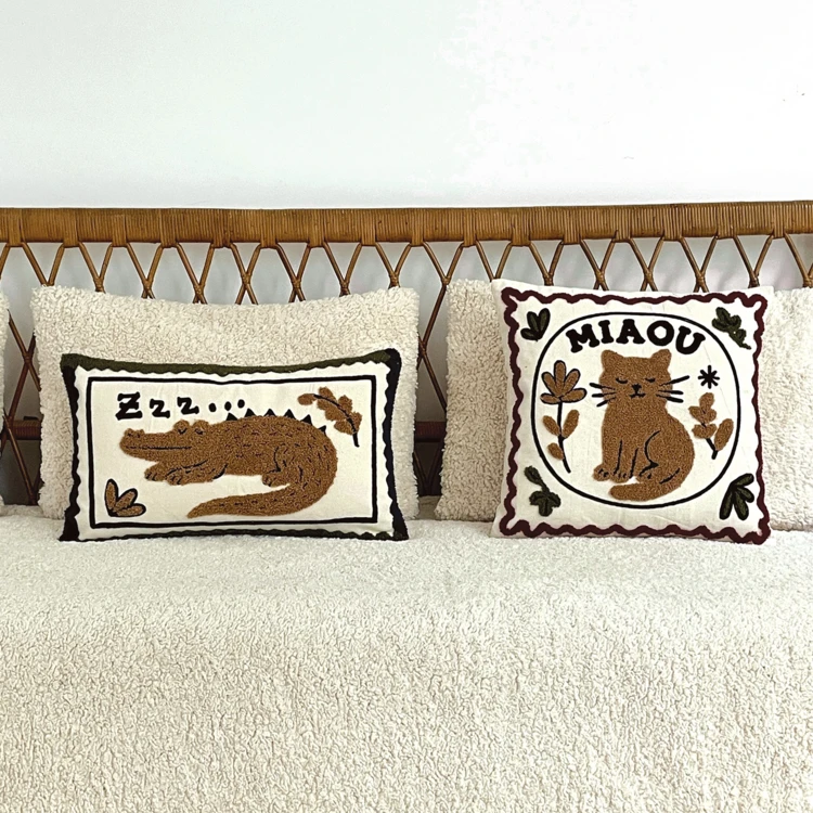 Coussin brodé motif chat décoratif