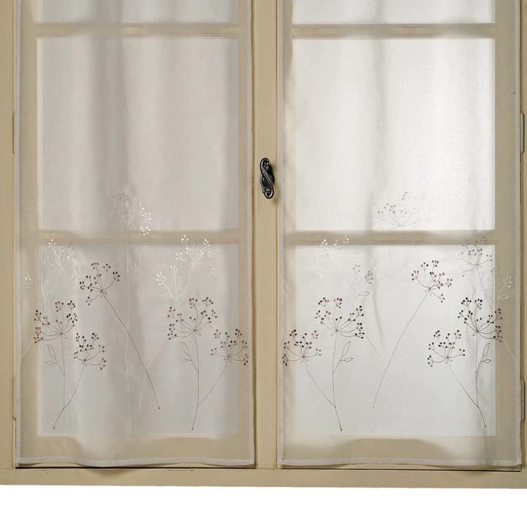 Par de pequenas cortinas bordadas com motivos vegetais