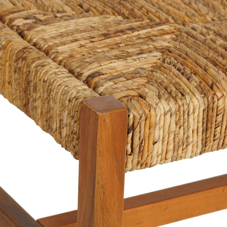Banco trenzado de fibra natural con estructura de madera