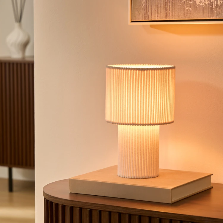 Lampe à poser côtelée en métal