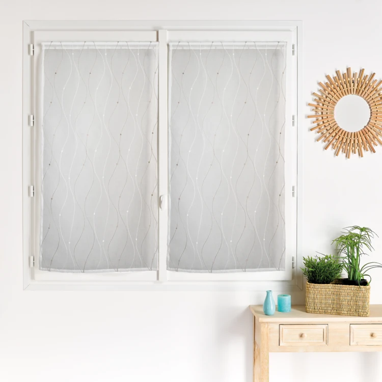 Paar bestickte Fenstervorhänge Welle