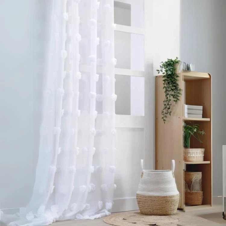 Visillo con pompones bordados
