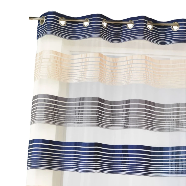 Organza-Vorhang mit feinen, farbigen Querstreifen