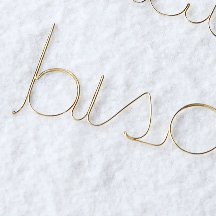 Wort vergoldeter Messingdraht "BISOU"