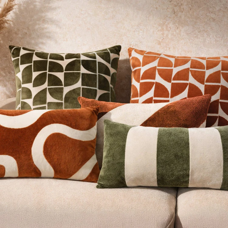 Coussin décoratif carré en velours dévoré à motif géométrique