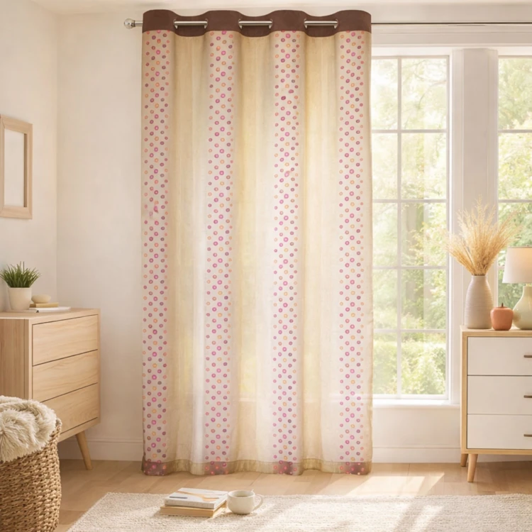 Cortinas transparentes com padrão de bolinhas e riscas