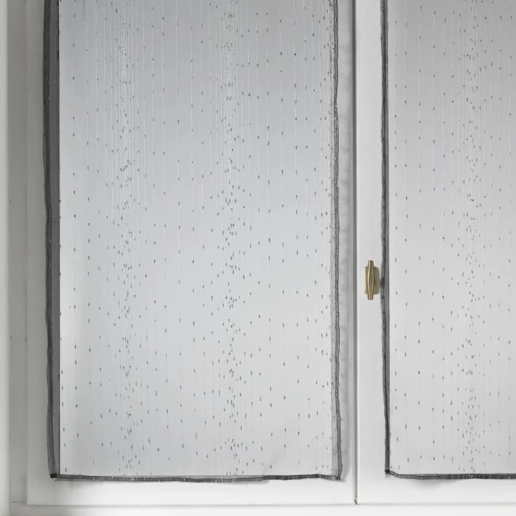 Par de pequenas cortinas de organza às riscas