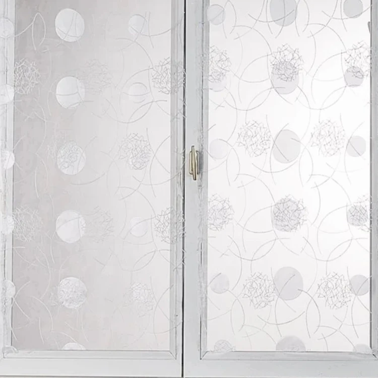Par de pequenas cortinas retas em organza bordada