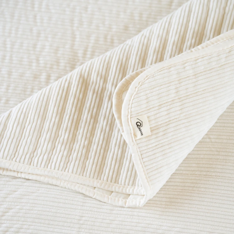 Gesteppte Tagesdecke aus Cord