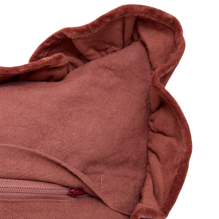 Coussin rectangulaire en velours brodé avec volant