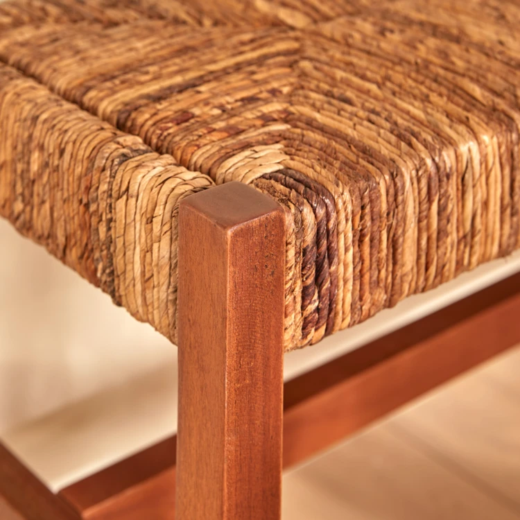 Banco trenzado de fibra natural con estructura de madera