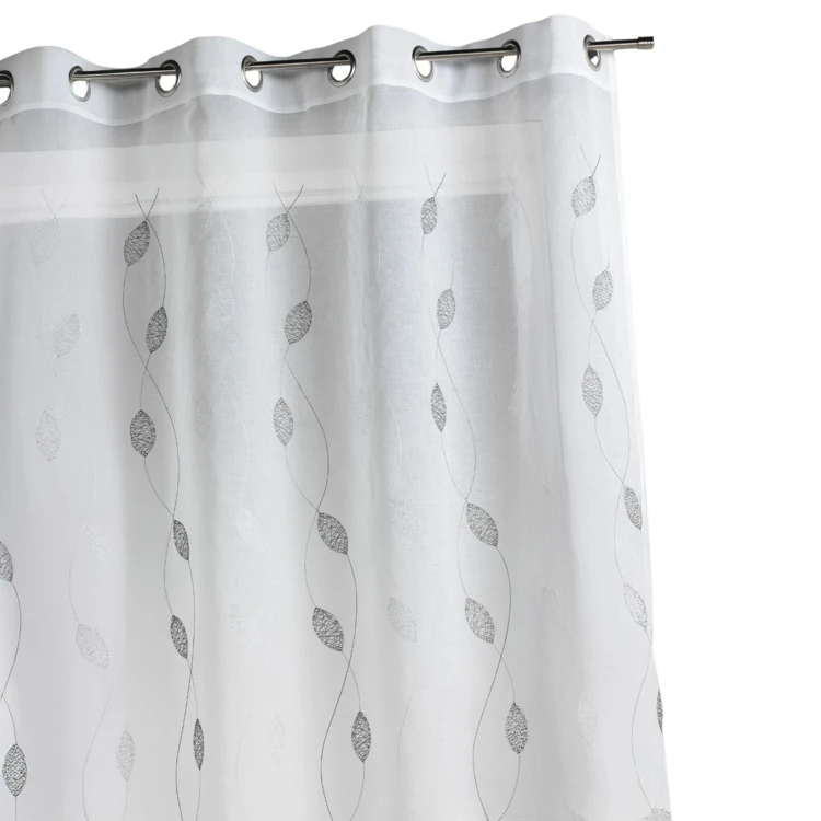 Bestickter Vorhang mit Blattmotiven