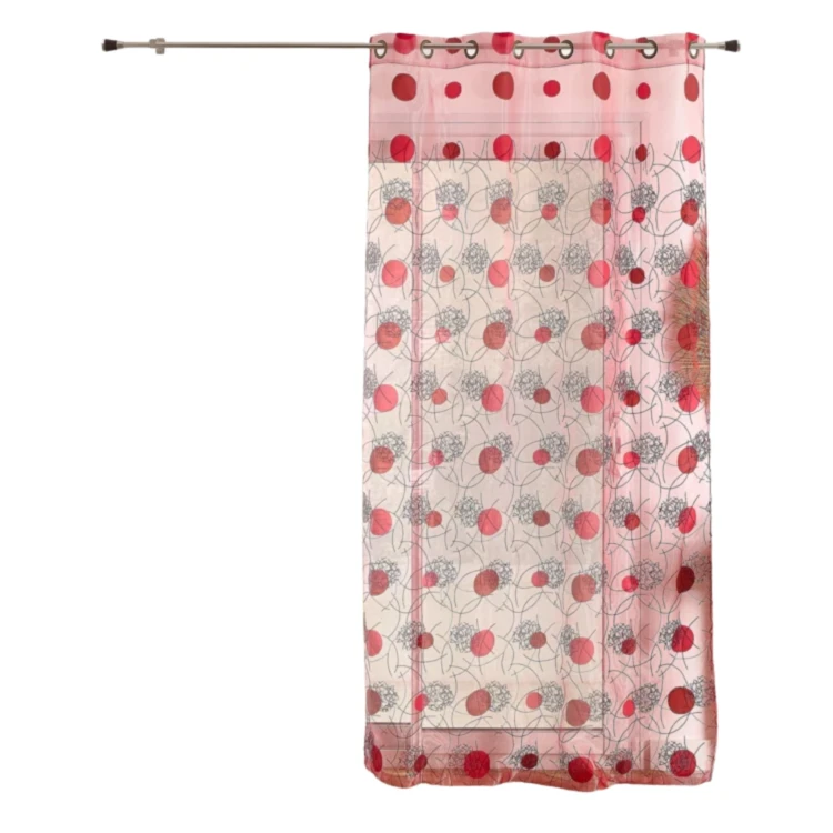 Rote Vorhänge mit gestickten Motiven