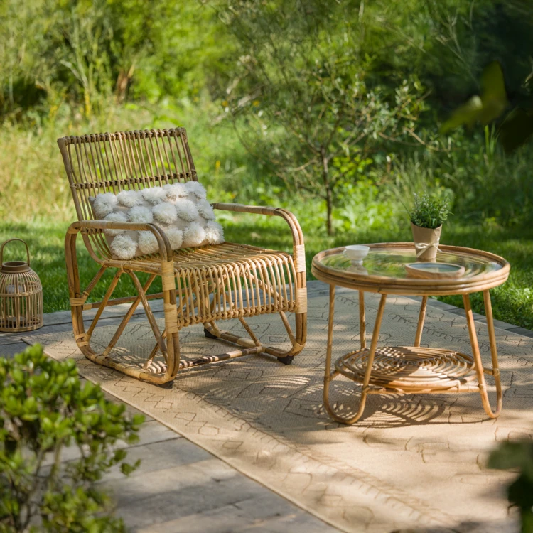 Quadratischer Gartensessel aus Rattangeflecht mit Armlehnen
