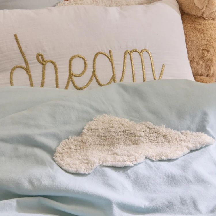 Parure de lit enfant 2 pièces coton tufté nuages housse + taie