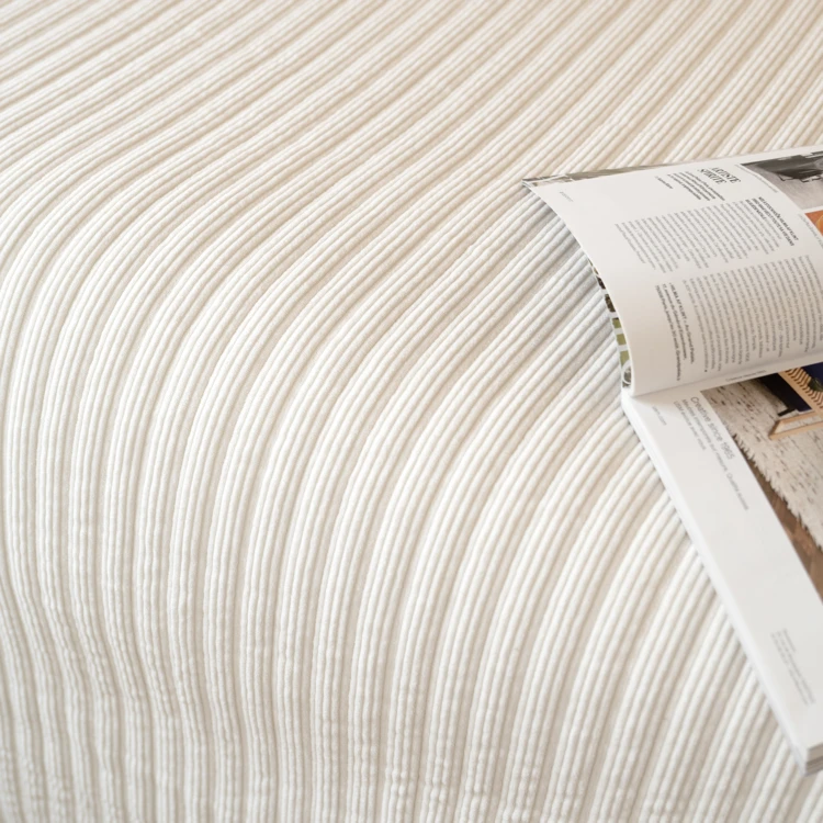 Gesteppte Tagesdecke aus Cord