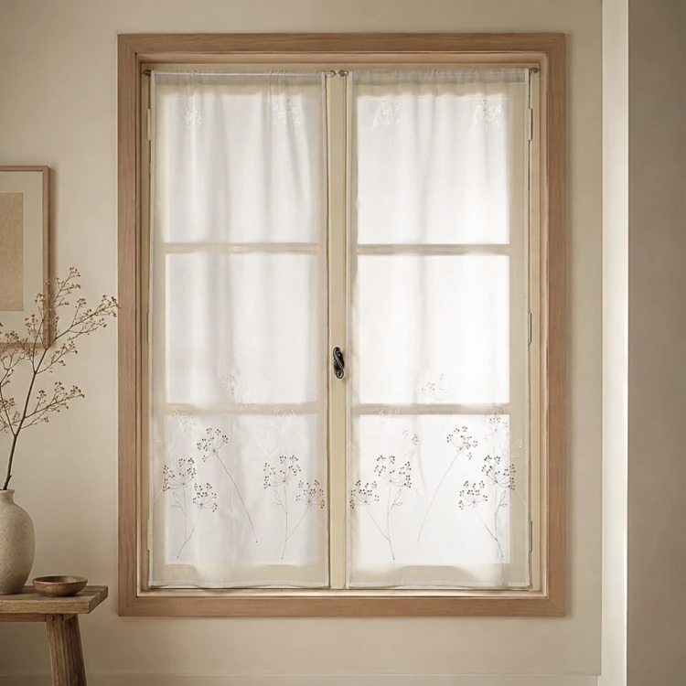 Par de pequenas cortinas bordadas com motivos vegetais