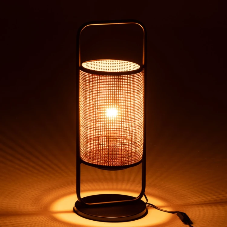 Stehlampe aus Metall und Rattan
