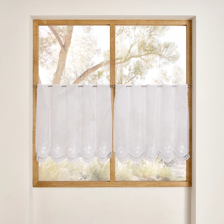 Brise-bise brodé à motif fleurs avec finition macramé
