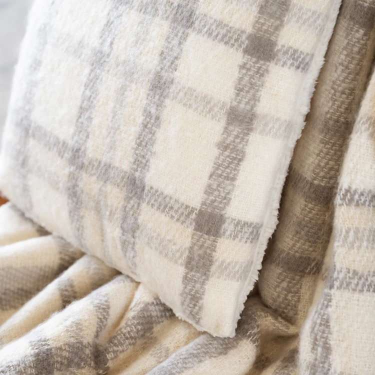 Almofada xadrez com efeito de mohair e parte de trás em sherpa