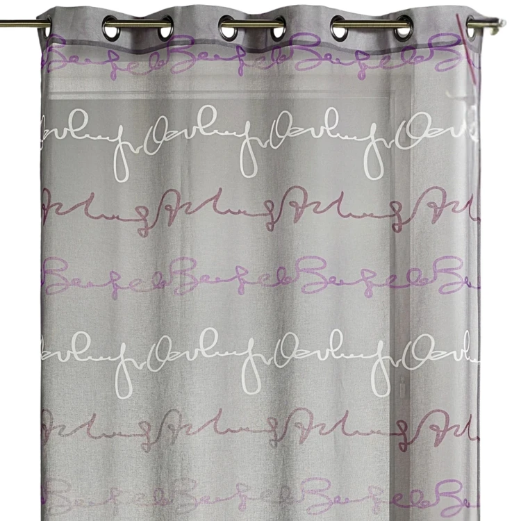 Cortina transparente com estampado de letras horizontais