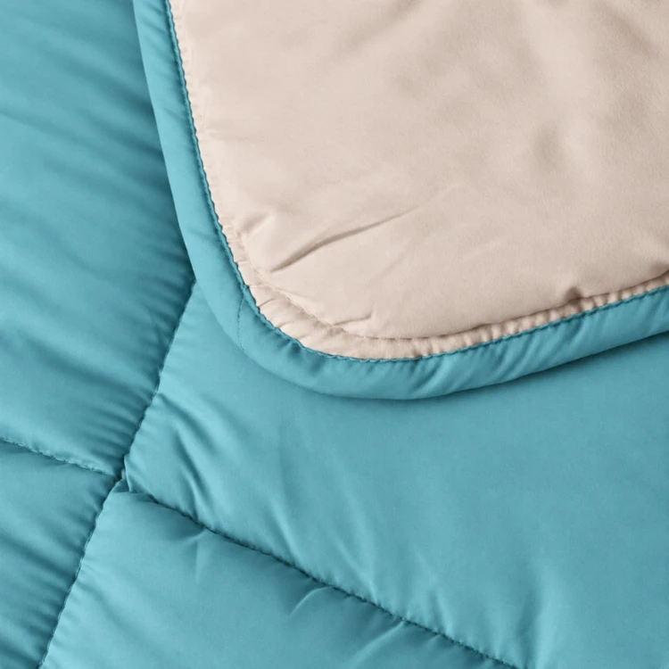 Couette légère réversible bicolore en microfibre 200 gr/m²