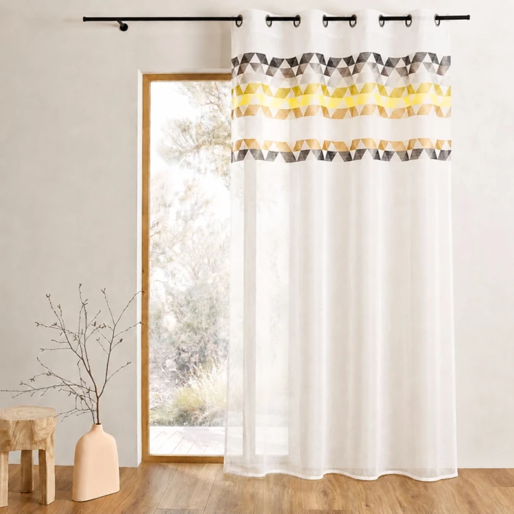Cortina transparente com bainha alta e padrão de triângulos