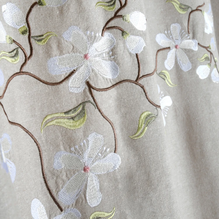 Vorhang mit Frühlingsbaum- und Blumenmuster