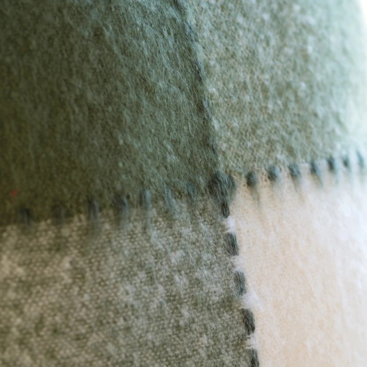 Capa de almofada em xadrez de mohair