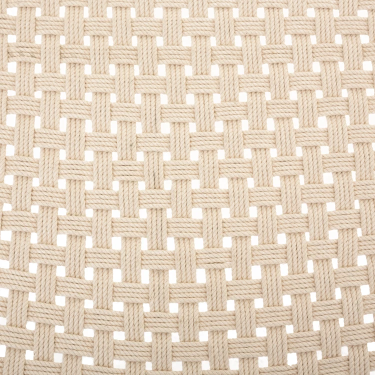 Sillón de macramé con patas de madera