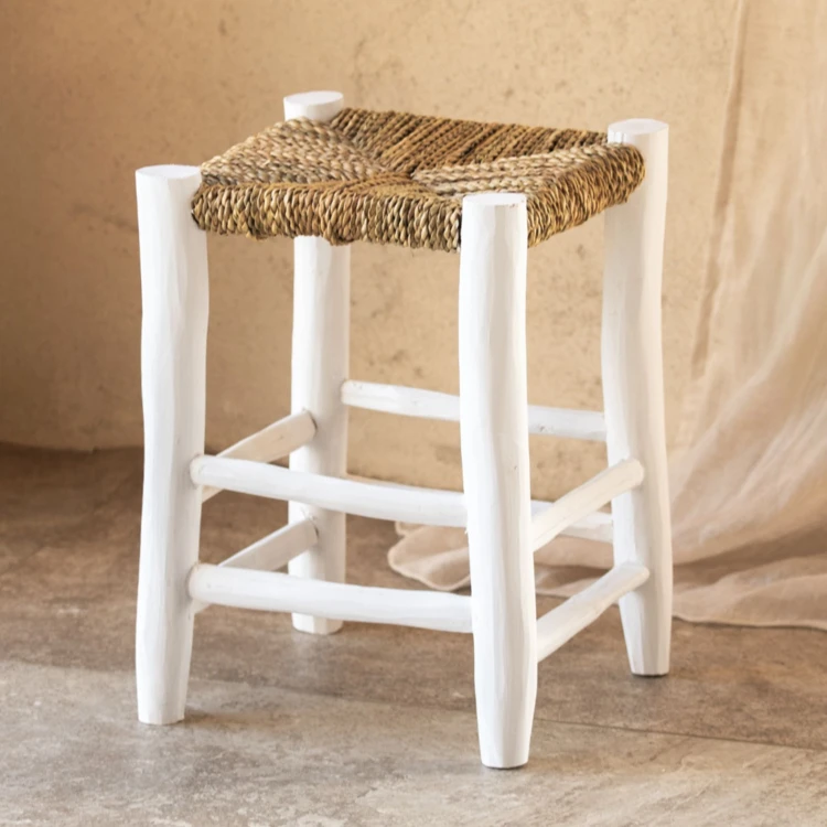 Taburete marroquí de madera blanca