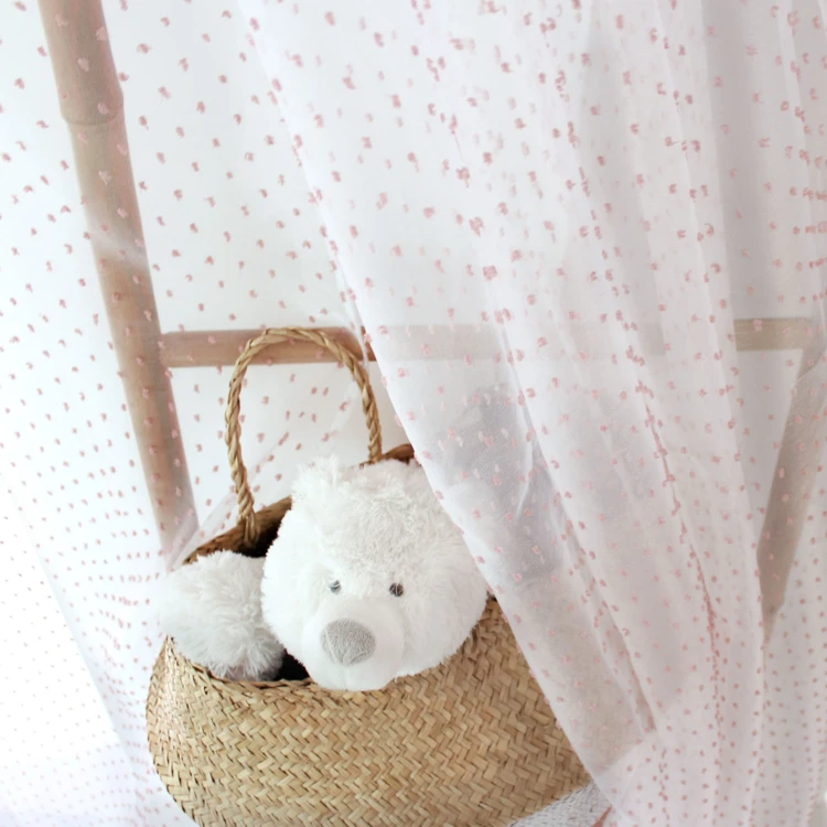 Transparenter Organza-Vorhang mit Plumetis und Ösen