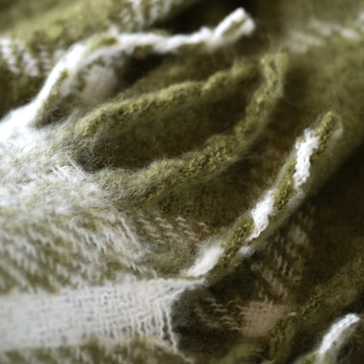Coperta a quadri effetto mohair con frange