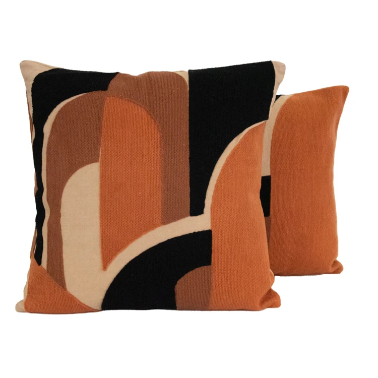 Coussin brodé en relief motif abstrait