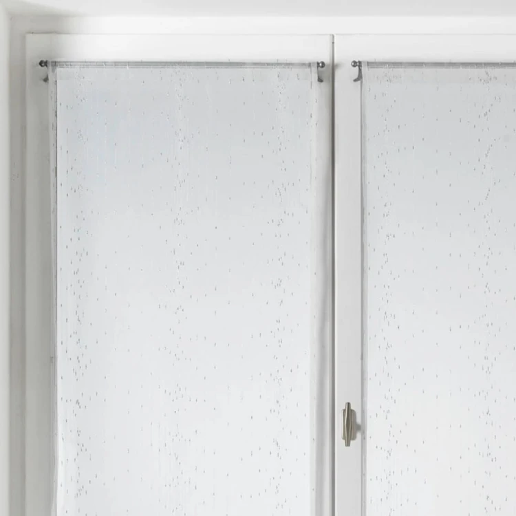 Par de pequenas cortinas de organza às riscas