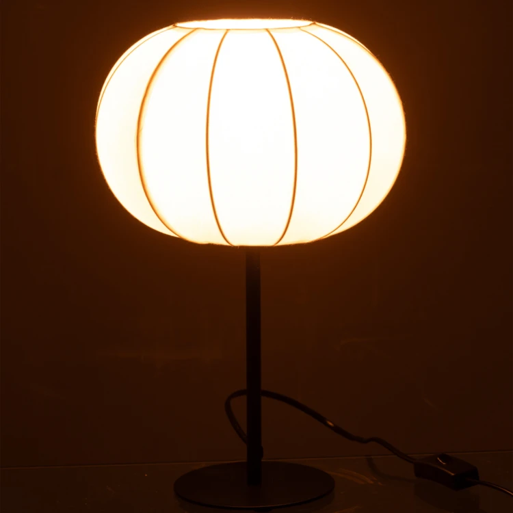 Stehlampe in Laternenform